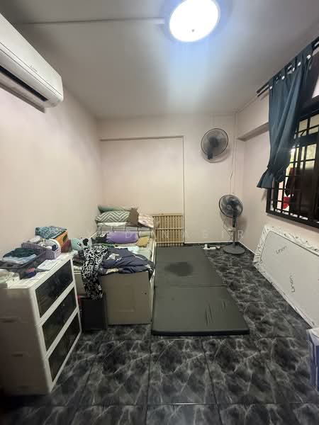 427 Woodlands Street 41, 427 Woodlands Street 41, 3 Bedrooms, 1,076 sqft, HDB Flat For Sale, by Syed Nasir, 500110417 - Bedroom - PropertyGuru.com.sg