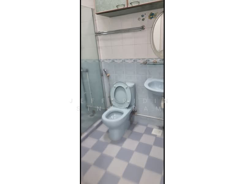 815 Jurong West Street 81, 815 Jurong West Street 81, 3 Bedrooms, 1,097 sqft, HDB Flat For Rent, by Jefferidin Singaram, 500110418 - Bathroom - PropertyGuru.com.sg
