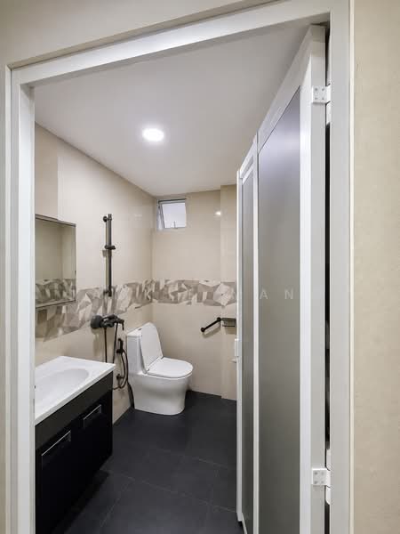 Rosyth Road, Rosyth Road, Hougang / Punggol / Sengkang, 5 Bedrooms, 2,800 sqft, Terraced House For Sale, by Jackie Mang, 500110429 - Ground Floor Bathroom - PropertyGuru.com.sg