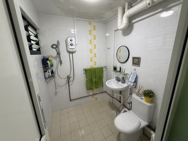 243 Bukit Batok East Avenue 5, 243 Bukit Batok East Avenue 5, 3 Bedrooms, 1,302 sqft, HDB Flat For Sale, by Alviss Phua 潘家涵, 500110452 - Bathroom - PropertyGuru.com.sg