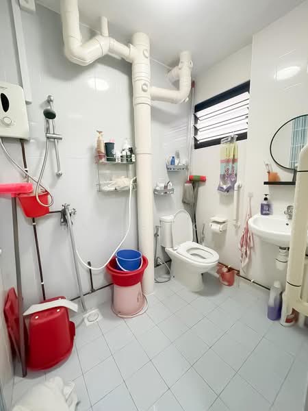 523 Jurong West Street 52, 523 Jurong West Street 52, 3 Bedrooms, 1,270 sqft, HDB Flat For Sale, by Rachel Koo, 500110457 - Bathroom - PropertyGuru.com.sg