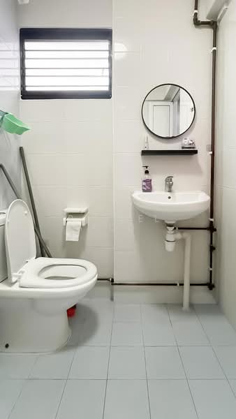 523 Jurong West Street 52, 523 Jurong West Street 52, 3 Bedrooms, 1,270 sqft, HDB Flat For Sale, by Rachel Koo, 500110457 - Bathroom - PropertyGuru.com.sg
