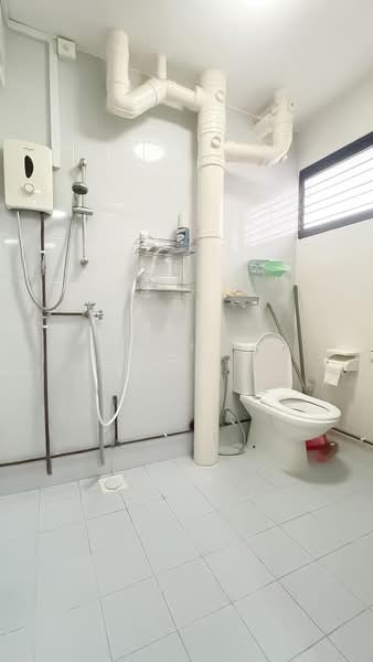 523 Jurong West Street 52, 523 Jurong West Street 52, 3 Bedrooms, 1,270 sqft, HDB Flat For Sale, by Rachel Koo, 500110457 - Bathroom - PropertyGuru.com.sg