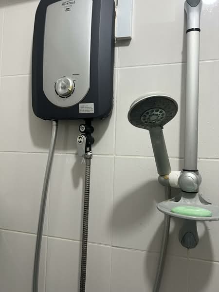 429 Clementi Avenue 3, 429 Clementi Avenue 3, 2 Bedrooms, 700 sqft, HDB Flat For Rent, by May Lin, 500110470 - Bathroom - PropertyGuru.com.sg