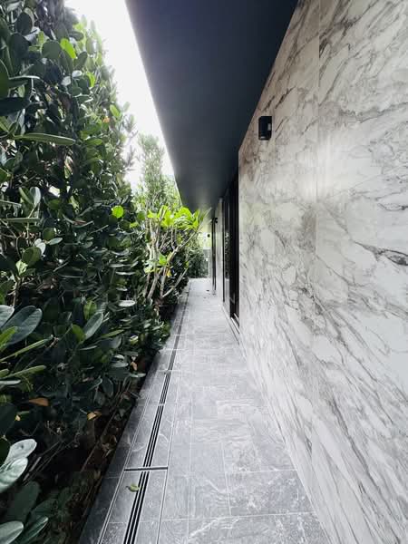 Brand New & luxury, 4 levels with Lift, living Hall with double volume high ceiling, walk to Novena MRT - call 8130 3636 to view now!, 6 Bedrooms, 6,926 sqft, Corner Terrace For Sale, by Kim Yan 金燕, 500110483 - Exterior - PropertyGuru.com.sg