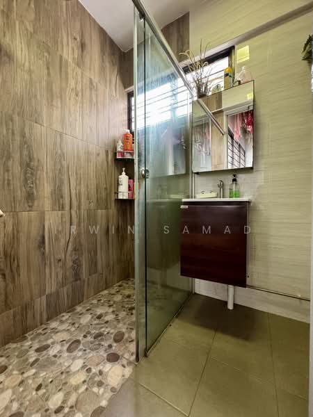545 Jurong West Street 42, 545 Jurong West Street 42, 3 Bedrooms, 1,108 sqft, HDB Flat For Sale, by Irwin Samad, 500110484 - Bathroom - PropertyGuru.com.sg