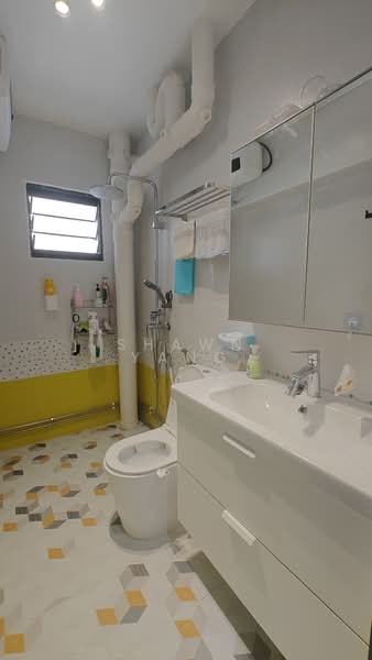 629 Jurong West Street 65, 629 Jurong West Street 65, 4 Bedrooms, 1,399 sqft, HDB Flat For Sale, by Shawn Yang, 500110616 - Bathroom - PropertyGuru.com.sg