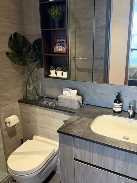 Parc Komo, 971 Upper Changi Road North, 3 Bedrooms, 915 sqft, Condominium For Sale, by Roselynn Ahmad, 500110617 - Bathroom - PropertyGuru.com.sg