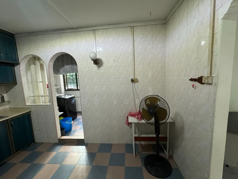 639 Jurong West Street 61, 639 Jurong West Street 61, 4 Bedrooms, 1,313 sqft, HDB Flat For Sale, by Roz Rufai, 500110622 - Kitchen - PropertyGuru.com.sg