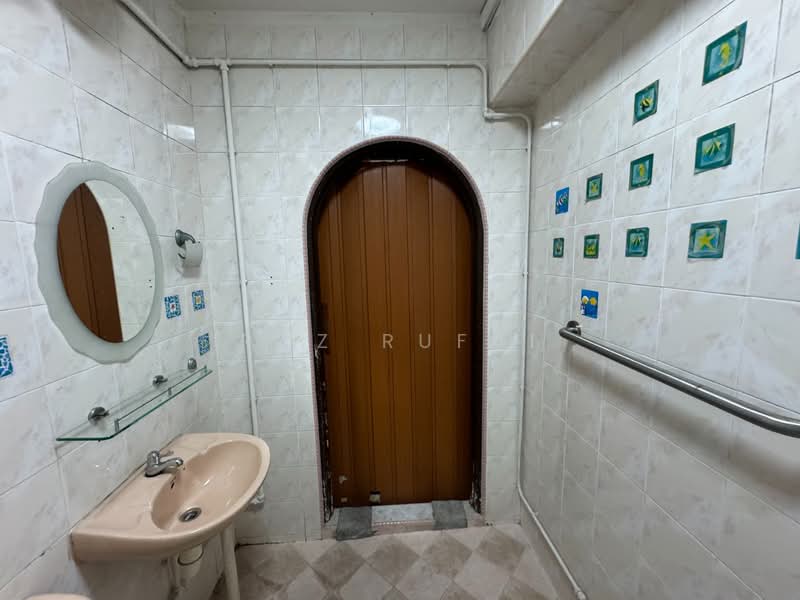 639 Jurong West Street 61, 639 Jurong West Street 61, 4 Bedrooms, 1,313 sqft, HDB Flat For Sale, by Roz Rufai, 500110622 - Bathroom - PropertyGuru.com.sg