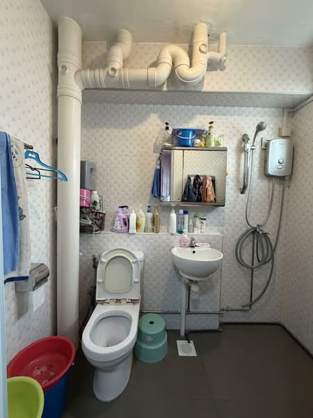 227 Choa Chu Kang Central, 227 Choa Chu Kang Central, 4 Bedrooms, 1,313 sqft, HDB Flat For Sale, by Victor Ho, 500110623 - Bathroom - PropertyGuru.com.sg