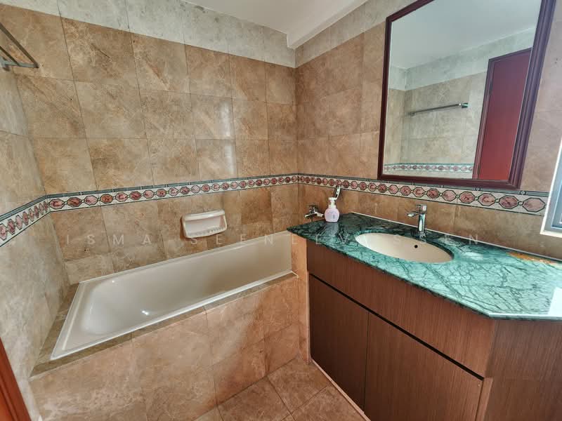 Aquarius By The Park, 1 Bedok Reservoir View, 2 Bedrooms, 893 sqft, Condominium For Rent, by Isma Seeneevassen, 500110631 - Master Bathroom - PropertyGuru.com.sg