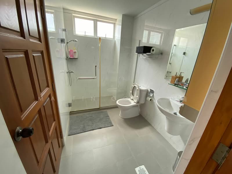 🔥COSY ENGLISH-STYLE COTTAGE 🌟 NAMLY ESTATE 🌟near Sixth Ave MRT🔥, Namly, 5 Bedrooms, 4,243 sqft, Semi-Detached House For Rent, by Martin Goh 吴伟楠, 500110641 - Bathroom - PropertyGuru.com.sg