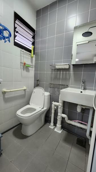 109 Ang Mo Kio Avenue 4, 109 Ang Mo Kio Avenue 4, 3 Bedrooms, 990 sqft, HDB Flat For Rent, by Andrew Yong, 500110651 - Bathroom - PropertyGuru.com.sg