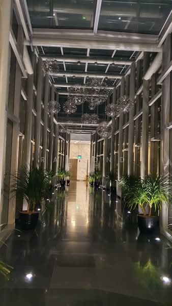 One Shenton, 1 Shenton Way, 2 Bedrooms, 1,195 sqft, Condominium For Sale, by Raymond Goh, 500110660 - Corridor - PropertyGuru.com.sg