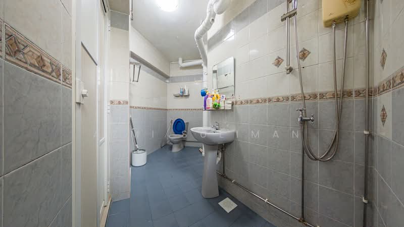656D Jurong West Street 61, 656D Jurong West Street 61, 4 Bedrooms, 1,420 sqft, HDB Flat For Sale, by Azmi Suliman, 500110670 - Common Bathroom - PropertyGuru.com.sg