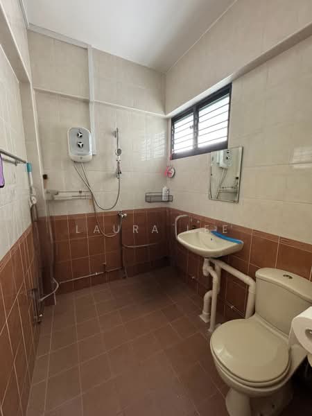 283 Tampines Street 22, 283 Tampines Street 22, 2 Bedrooms, 840 sqft, HDB Flat For Sale, by Laura Lee, 500110681 - Bathroom - PropertyGuru.com.sg