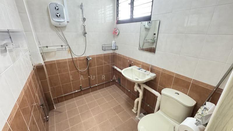 283 Tampines Street 22, 283 Tampines Street 22, Pasir Ris / Tampines, 2 Bedrooms, 840 sqft, HDB Flat For Sale, by Laura Lee, 500110681 - Master Bathroom - PropertyGuru.com.sg