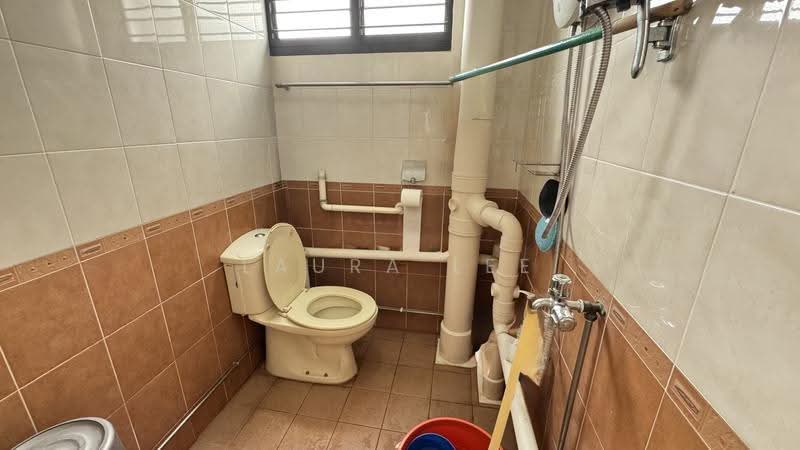283 Tampines Street 22, 283 Tampines Street 22, Pasir Ris / Tampines, 2 Bedrooms, 840 sqft, HDB Flat For Sale, by Laura Lee, 500110681 - Bathroom - PropertyGuru.com.sg
