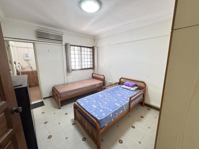 283 Tampines Street 22, 283 Tampines Street 22, Pasir Ris / Tampines, 2 Bedrooms, 840 sqft, HDB Flat For Sale, by Laura Lee, 500110681 - Master Bedroom - PropertyGuru.com.sg