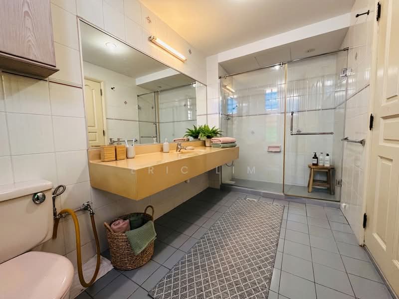 Quaint Hong Lee Enclave, Hong Lee Place, 4 Bedrooms, 3,000 sqft, Terraced House For Sale, by Eric Lim, 500110683 - Bathroom - PropertyGuru.com.sg