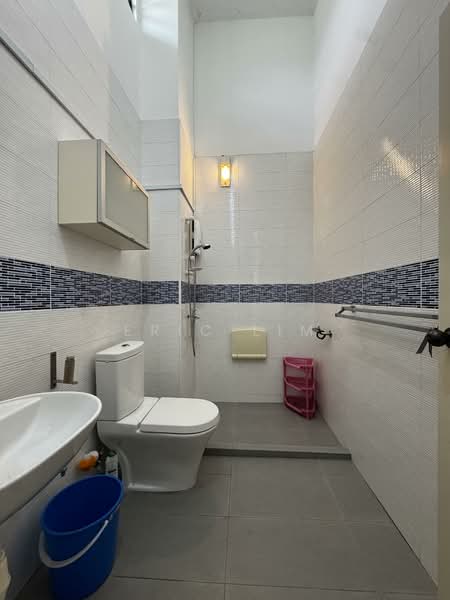 Quaint Hong Lee Enclave, Hong Lee Place, 4 Bedrooms, 3,000 sqft, Terraced House For Sale, by Eric Lim, 500110683 - Bathroom - PropertyGuru.com.sg