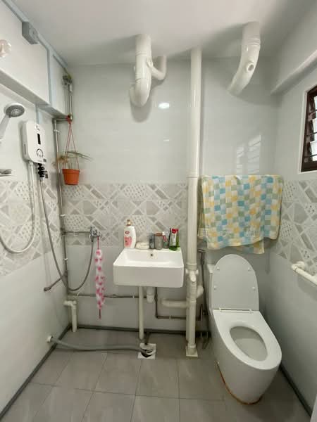 407 Fajar Road, 407 Fajar Road, 3 Bedrooms, 1,119 sqft, HDB Flat For Sale, by Ben XIA 夏天鹏, 500110776 - Master Bathroom - PropertyGuru.com.sg