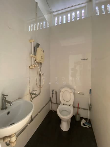 ⭐️Spacious Walk up shophouse suitable for workers Serangoon Garden ❤️, Lichfield Road, 3 Bedrooms, 1,780 sqft, Terraced House For Rent, by Ngo Tong Hang, 500110848 - Bathroom - PropertyGuru.com.sg
