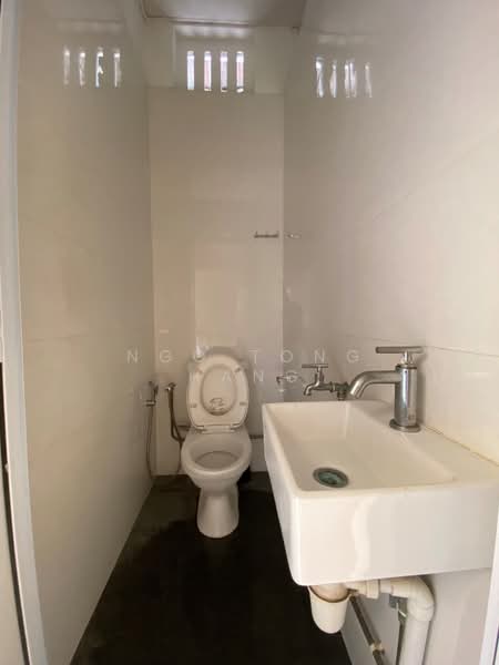 ⭐️Spacious Walk up shophouse suitable for workers Serangoon Garden ❤️, Lichfield Road, 3 Bedrooms, 1,780 sqft, Terraced House For Rent, by Ngo Tong Hang, 500110848 - Bathroom - PropertyGuru.com.sg