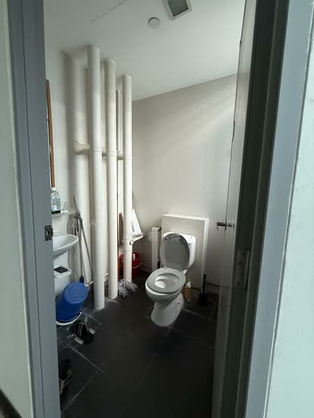 Vertex, 33 Ubi Avenue 3, 2,530 sqft, Light Industrial (B1) For Sale, by Zara Soon 孫莉萍, 500110865 - Bathroom - CommercialGuru.com.sg