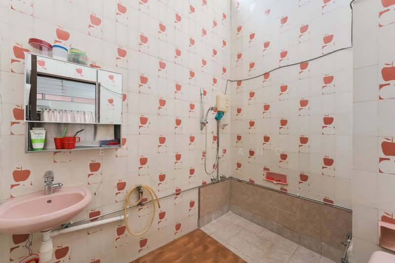 Jalan sikudangan, , 5 Bedrooms, 4,000 sqft, Semi-Detached House For Sale, by Ethel Zhang, 500110876 - Bathroom - PropertyGuru.com.sg