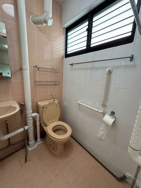 114 Potong Pasir Avenue 1, 114 Potong Pasir Avenue 1, 2 Bedrooms, 721 sqft, HDB Flat For Sale, by Rayant Yeo, 500110958 - Master Bathroom - PropertyGuru.com.sg