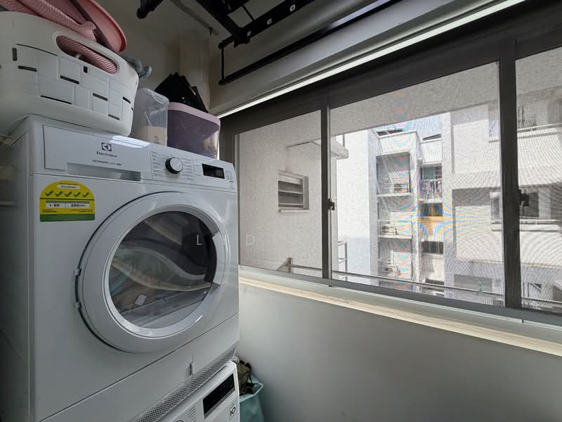 426D Yishun Avenue 11, 426D Yishun Avenue 11, 3 Bedrooms, 990 sqft, HDB Flat For Sale, by Lydia J, 500110996 - Balcony - PropertyGuru.com.sg