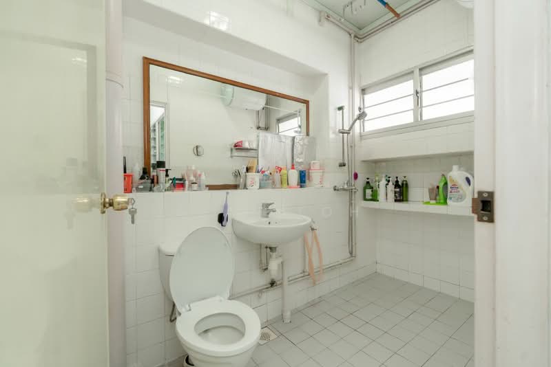 760 Choa Chu Kang North 5, 760 Choa Chu Kang North 5, 4 Bedrooms, 1,377 sqft, HDB Flat For Sale, by Alan Loh, 500111010 - Bathroom - PropertyGuru.com.sg