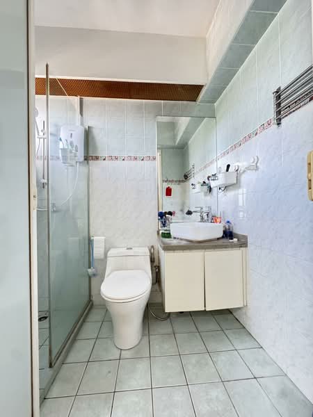 391 Bukit Batok West Avenue 5, 391 Bukit Batok West Avenue 5, 3 Bedrooms, 926 sqft, HDB Flat For Sale, by Keith Tan 陈俊伟, 500111012 - Bathroom - PropertyGuru.com.sg