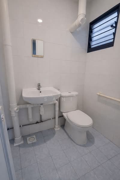 374 Clementi Avenue 4, 374 Clementi Avenue 4, 2 Bedrooms, 731 sqft, HDB Flat For Sale, by Malik Sani, 500111051 - Bathroom - PropertyGuru.com.sg