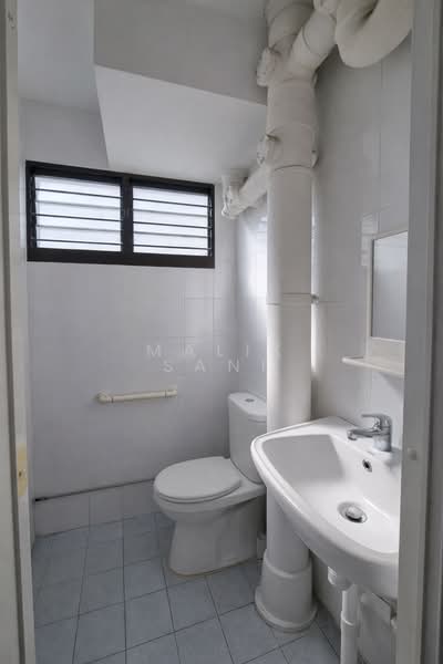 374 Clementi Avenue 4, 374 Clementi Avenue 4, 2 Bedrooms, 731 sqft, HDB Flat For Sale, by Malik Sani, 500111051 - Bathroom - PropertyGuru.com.sg