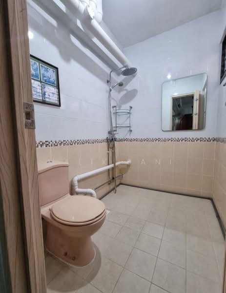 321 Jurong East Street 31, 321 Jurong East Street 31, 2 Bedrooms, 796 sqft, HDB Flat For Sale, by Malik Sani, 500111065 - Bathroom - PropertyGuru.com.sg