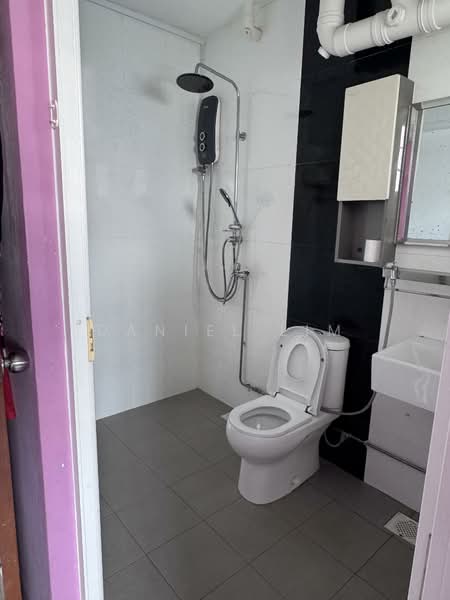 634 Woodlands Ring Road, 634 Woodlands Ring Road, 3 Bedrooms, 1,313 sqft, HDB Flat For Sale, by Daniel Lim, 500111101 - Bathroom - PropertyGuru.com.sg