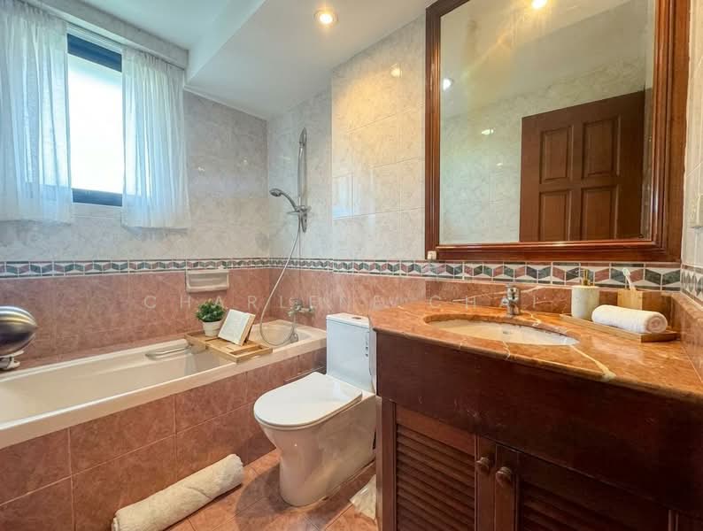 Simsville, 10 Geylang East Avenue 2, 3 Bedrooms, 1,249 sqft, Condominium For Sale, by Charlene Chai, 500111112 - Bathroom - PropertyGuru.com.sg