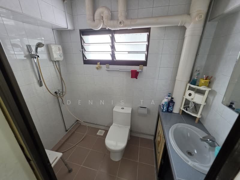 427 Woodlands Street 41, 427 Woodlands Street 41, 3 Bedrooms, 1,076 sqft, HDB Flat For Sale, by Dennis Tay, 500111115 - Master bathroom - PropertyGuru.com.sg