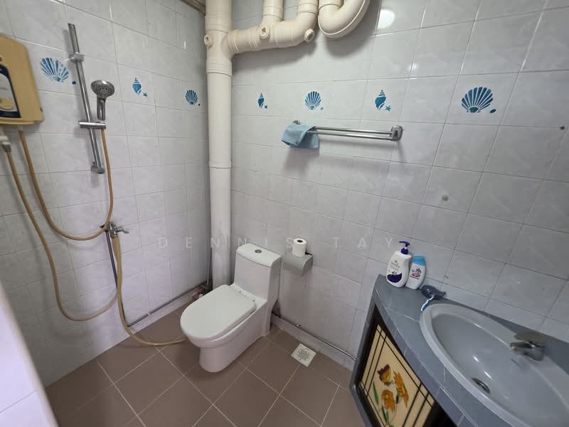 427 Woodlands Street 41, 427 Woodlands Street 41, 3 Bedrooms, 1,076 sqft, HDB Flat For Sale, by Dennis Tay, 500111115 - Bathroom - PropertyGuru.com.sg