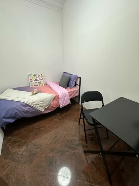Room 7 $1200