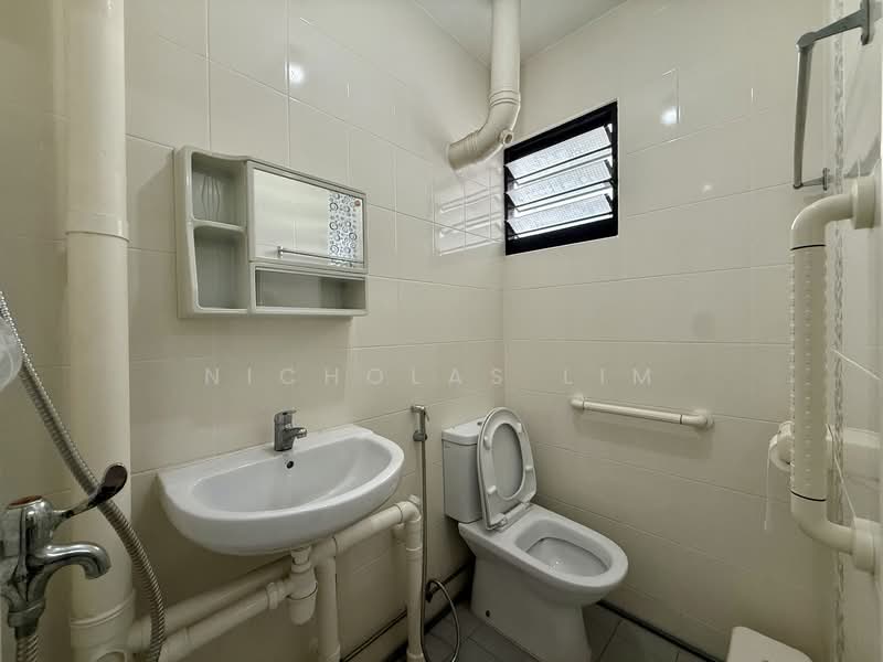 124 Hougang Avenue 1, 124 Hougang Avenue 1, 2 Bedrooms, 721 sqft, HDB Flat For Rent, by Nicholas Lim, 500111142 - Bathroom - PropertyGuru.com.sg