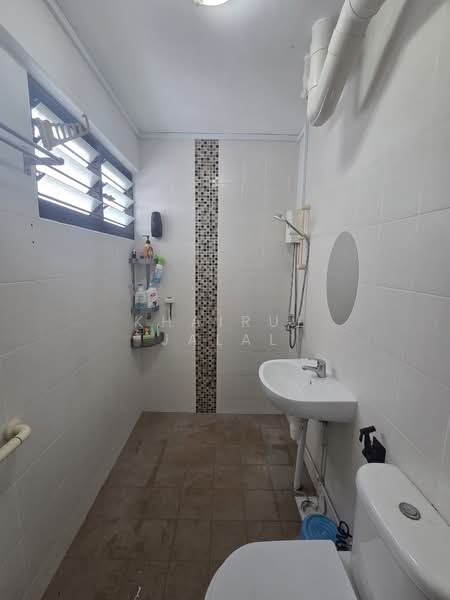 455 Tampines Street 42, 455 Tampines Street 42, 3 Bedrooms, 1,313 sqft, HDB Flat For Sale, by Khairul Jalal, 500111143 - Bathroom - PropertyGuru.com.sg