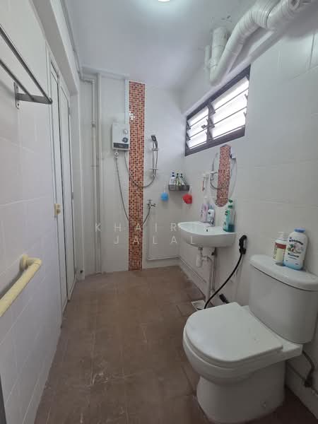 455 Tampines Street 42, 455 Tampines Street 42, 3 Bedrooms, 1,313 sqft, HDB Flat For Sale, by Khairul Jalal, 500111143 - Bathroom - PropertyGuru.com.sg