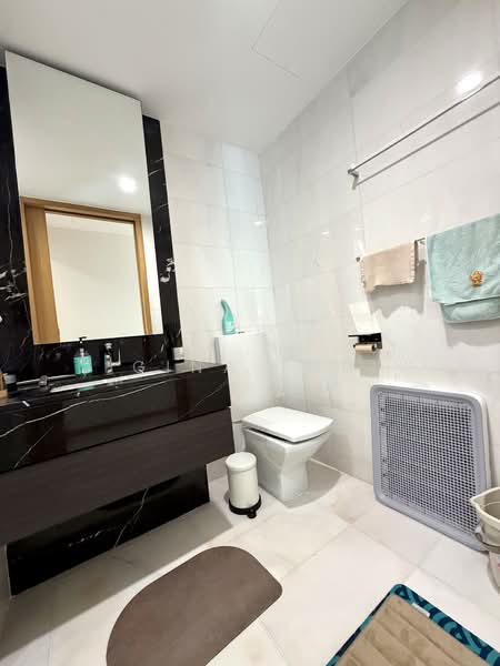 Concourse Skyline, 300 Beach Road, 2 Bedrooms, 1,152 sqft, Condominium For Sale, by Gina Tng, 500111153 - Bathroom - PropertyGuru.com.sg