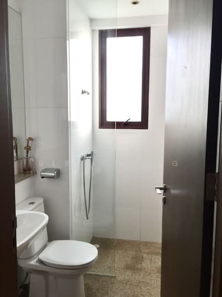 The Cornwall, 2 Cornwall Gardens, 2 Bedrooms, 1,701 sqft, Condominium For Rent, by Bernice Ong, 500111154 - Common  Bathroom - PropertyGuru.com.sg