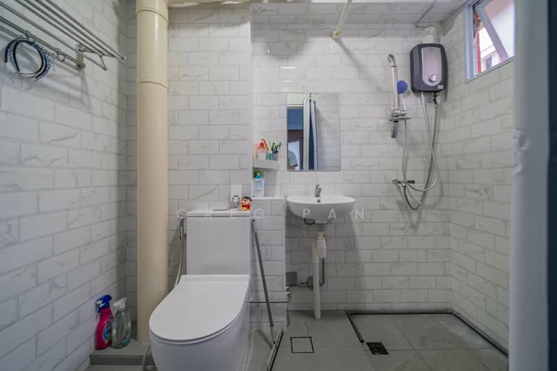 421 Hougang Avenue 10, 421 Hougang Avenue 10, 3 Bedrooms, 1,162 sqft, HDB Flat For Sale, by Greg Pan, 500111162 - Bathroom - PropertyGuru.com.sg