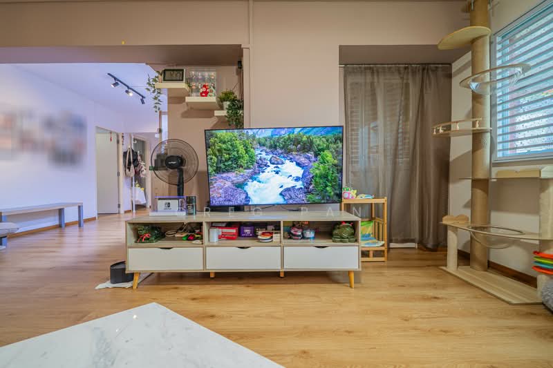 421 Hougang Avenue 10, 421 Hougang Avenue 10, 3 Bedrooms, 1,162 sqft, HDB Flat For Sale, by Greg Pan, 500111162 - Living Room - PropertyGuru.com.sg